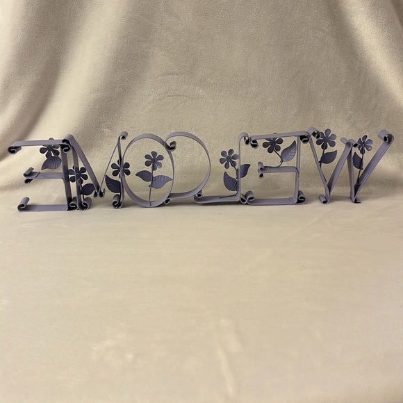 Lavender “Welcome” sign with daisies. - Picture 2 of 7